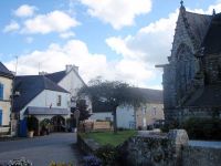 Landudal-rue-bar et eglise.JPG